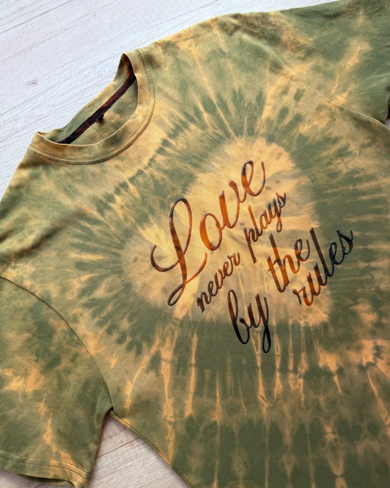 футболка Love never plays by the rules