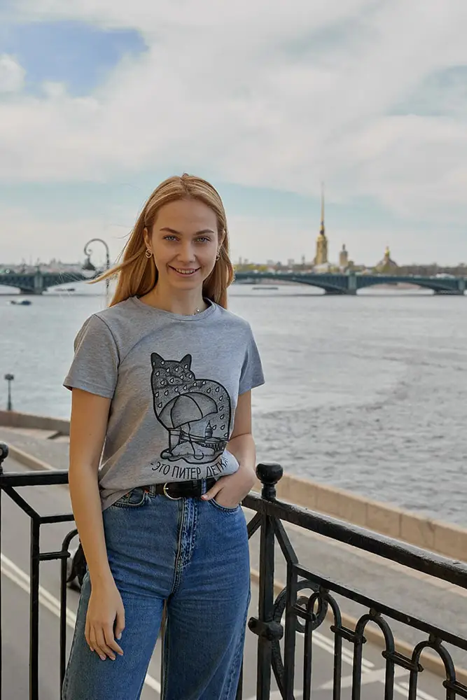 Серая футболка с принтом