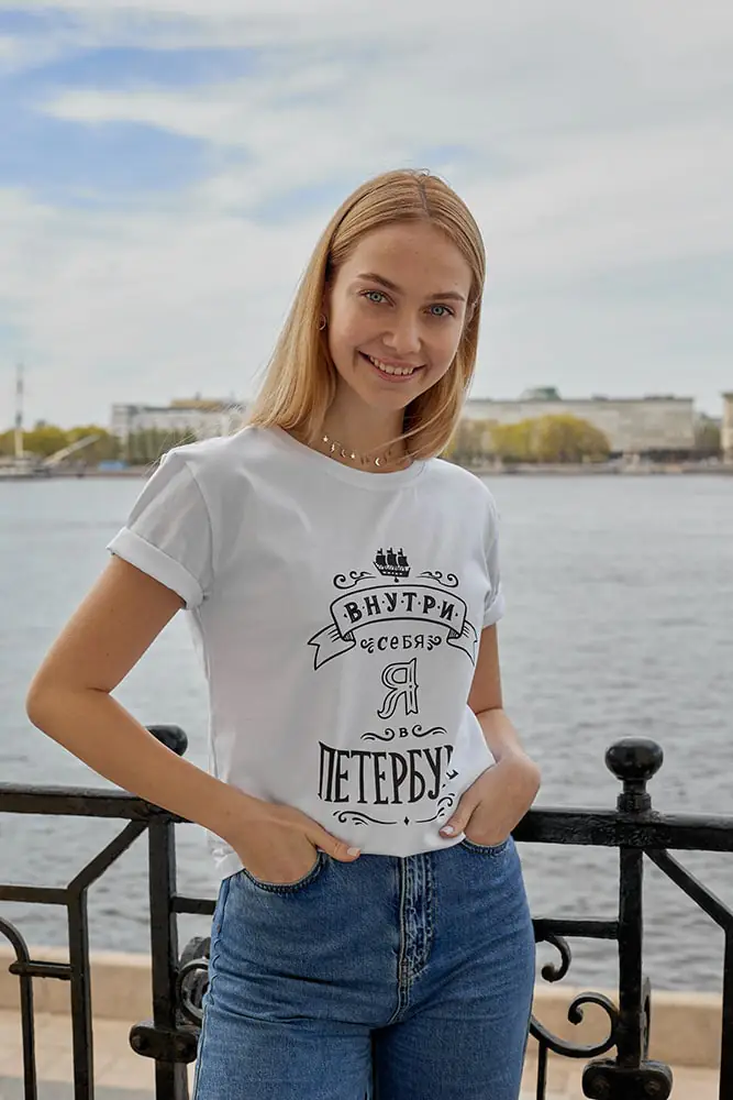 Белая футболка с принтом