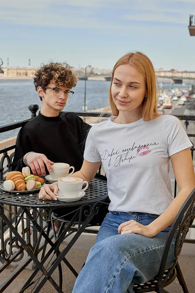 Печать на белой и черной футболке