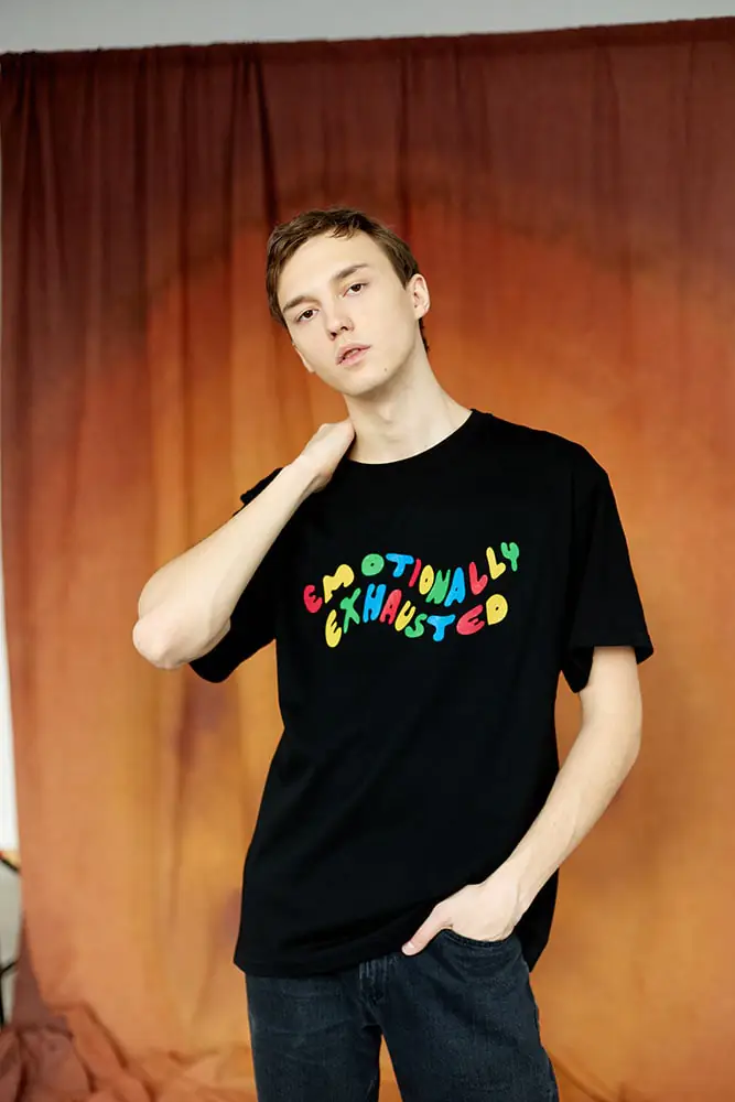Черная футболка с текстом